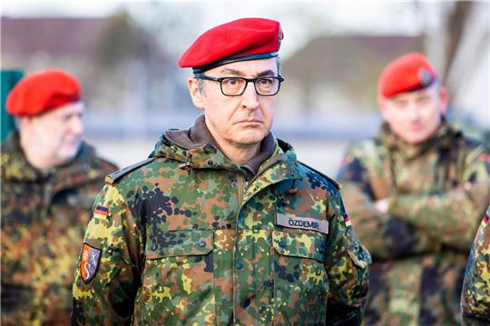 Seltener Anblick: Cem Özdemir in Bundeswehr-Uniform auf dem Gelände der Hauptfeldwebel-Lagenstein-Kaserne in Hannover.