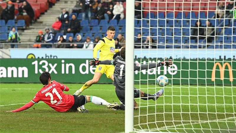Semir Telalovic (M.) erzielt in Hannover das 1:0 für den SSV Ulm.