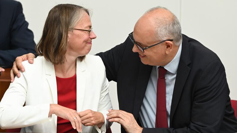 Senatorin Sascha Aulepp und Bürgermeister Andreas Bovenschulte (SPD) freuen sich über das Ergebnis der Abstimmung.