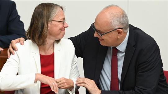 Senatorin Sascha Aulepp und Bürgermeister Andreas Bovenschulte (SPD) freuen sich über das Ergebnis der Abstimmung.