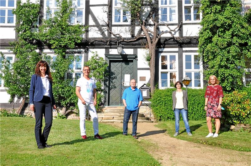 Senden aus einem traumhaften Ambiente hoffnungsvolle Signale für eine gute Zukunft des Altenheims Kloster Frankenberg (von links): die neue Heimleiterin Susann Holste, der künftige Ausbilder André Menzel, Geschäftsführer Norbert Zimmering, Wohnbereichsleitern Beate Hauser und Leah Mevers, die als gelernte Kauffrau im Gesundheitswesen Anfang Juni in der Verwaltung angefangen hat.  Fotos: Heine