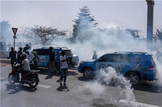 Senegalesische Bereitschaftspolizisten in Dakar setzen Tränengas gegen Anhänger der Opposition ein.