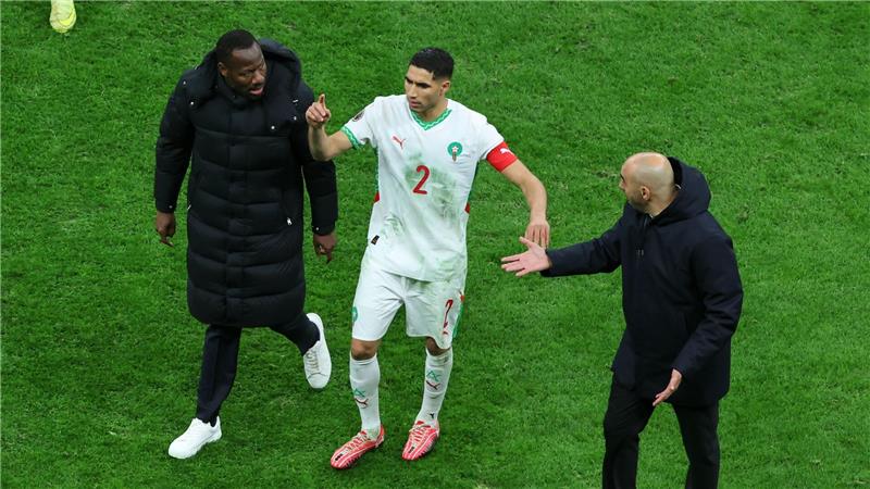 Senegals Cheftrainer Pape Thiaw (l) neben Marokkos Kapitän Achraf Hakimi.