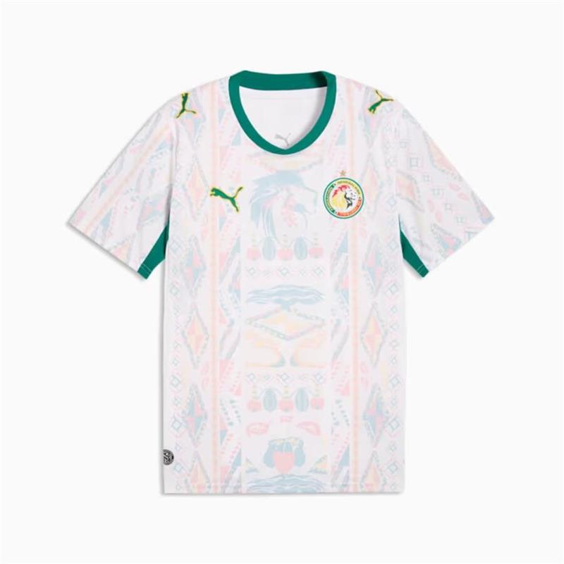 Weißes Trikot von Senegale mit bunten aber dezenten Zeichnungen lokaler Künstler.