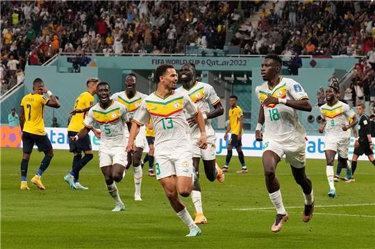 Senegals Ismaila Sarr (r) jubelt nach seinem Treffer zum 1:0 mit seinen Mitspielern.