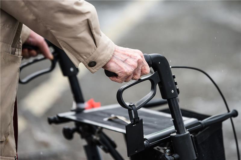 Studie zeigt negative Einstellungen gegenüber alten Menschen Senior mit Rollator. Symbolbild: dpa