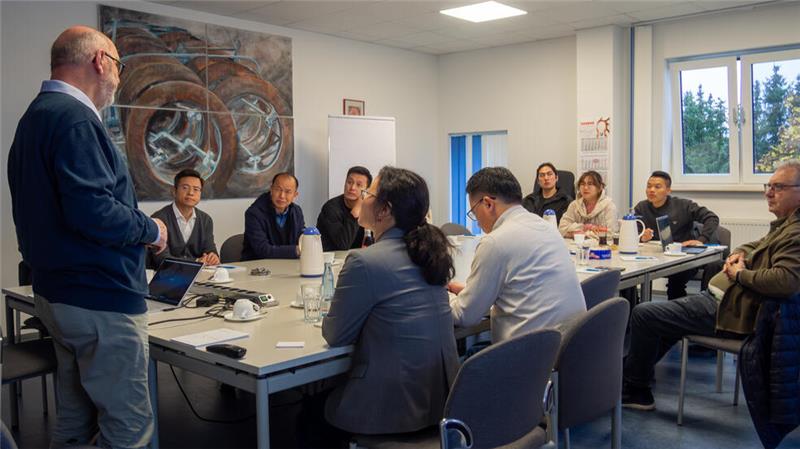 Seniorchef Christian Rehse (i.) empfängt die Delegation aus Foshan bei Siladent in Jerstedt.