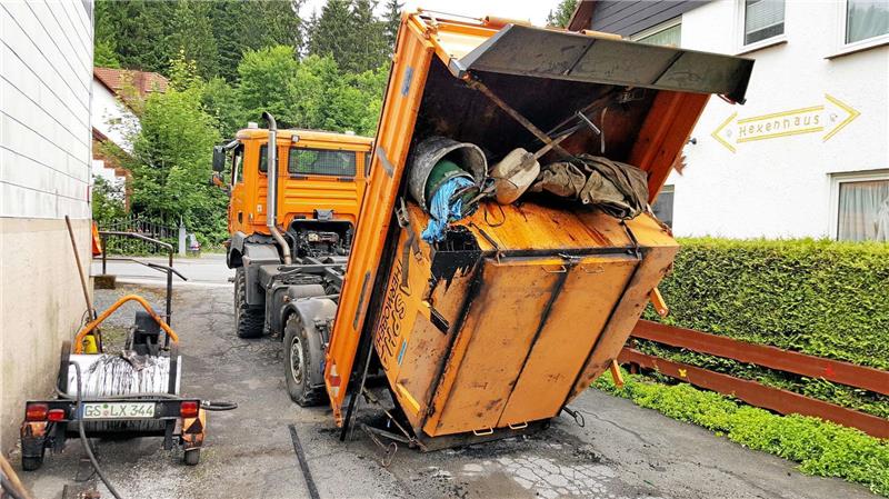 Senkrecht aufgestellt hat sich der Lkw-Auflieger mit der Bitumenmasse. Ursache: Ein gerissenes Halteseil. Fotos: Weiss