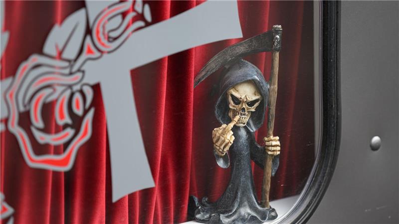 Sensemann-Figur  in Bestattungsfahrzeug - Museum für Sepulkralkultur