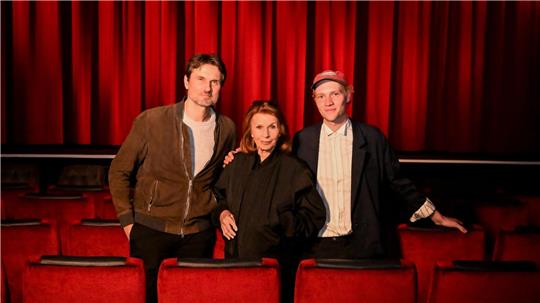 Senta Berger (M) macht Urlaub von der Reha - im Kino mit ihrem Sohn Simon Verhoeven (l) und dem Schauspieler Bruno Alexander (r). 