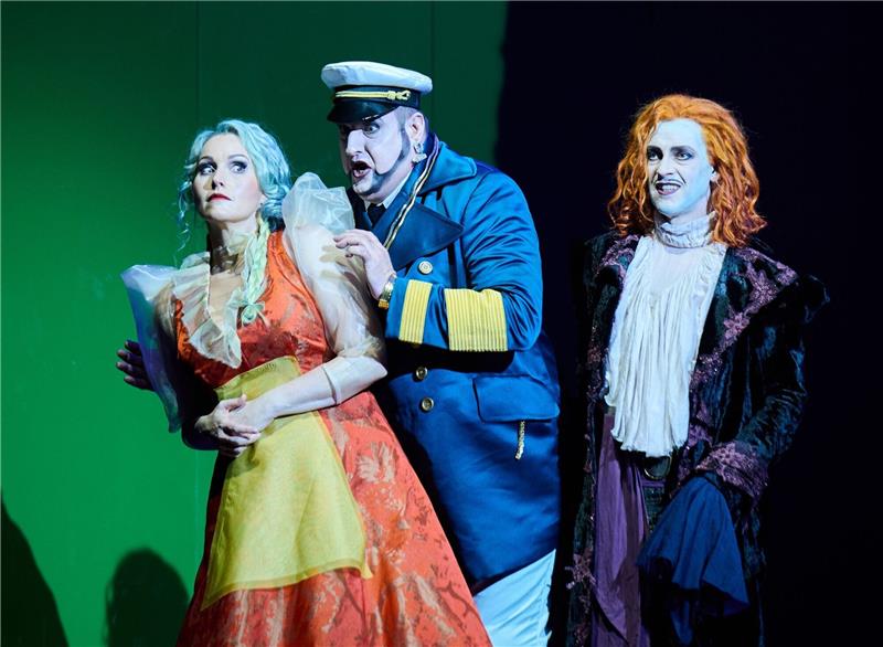 Senta (l-r, Daniela Köhler), Daland (Jens Larsen) und der Holländer (Günter Papendell) in der Komischen Oper.