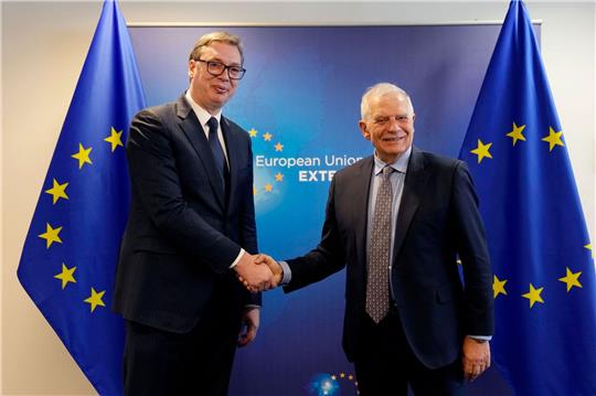 Serbiens Präsident Aleksandar Vucic (l.) wird in Brüssel vom EU-Außengbeauftragten Josep Borrell begrüßt.