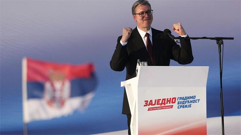 Serbiens Staatspräsident Aleksandar Vucic ist zurückgetreten, um als Spitzendkandidat seiner Fortschrittspartei bei der vorgezogenen Parlamentswahl vom 25. Oktober antreten zu können.