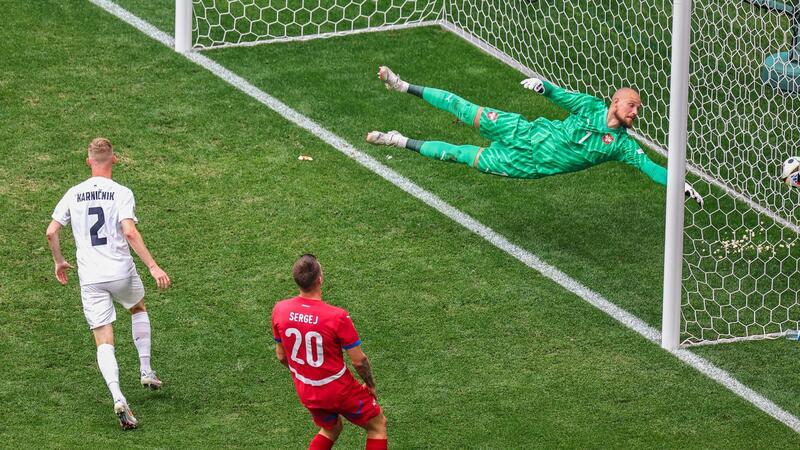 Jovic rettet Serbiens EM-Hoffnungen - „Ich liebe ihn sehr“ Serbiens Torhüter Predrag Rajkovic kann den Einschlag des Balls zum 0:1 nicht verhindern.