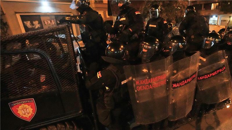 Bilder des Tages Serbische Gendarmeriebeamte jagen Demonstranten während einer Anti-Regierungs-Demonstration in Belgrad.
