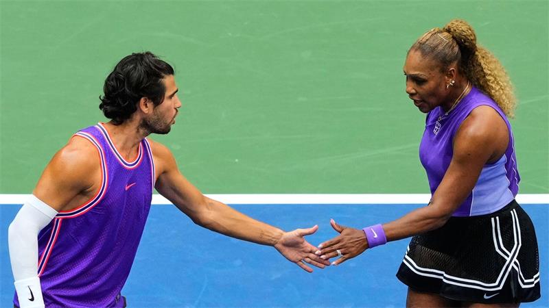 Williams-Duo feiert Grand-Slam-Comeback im Doppel Serena Williams (r) hatte Spaß im Mixed-Doppel mit Carlos Alcaraz.