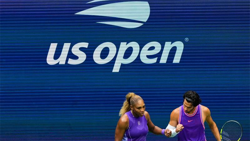 Serena Williams und Carlos Alcaraz reagieren während eines Mixed-Doppel-Matches bei den US Open in New York.