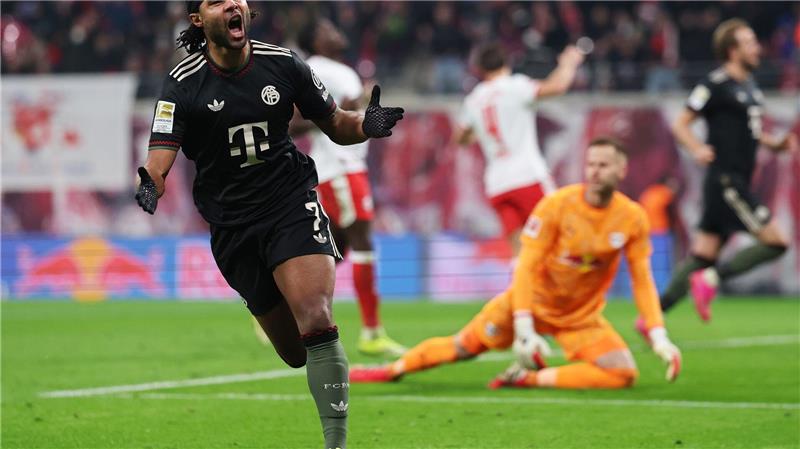 Serge Gnabry jubelt nach seinem Ausgleich.