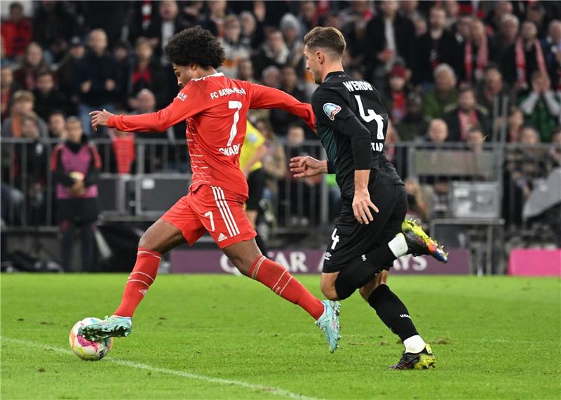 „Auf die Fresse bekommen”: Werder zahlt mächtig Lehrgeld Serge Gnabry (l) von München kämpft mit Niklas Stark von Bremen um den Ball.