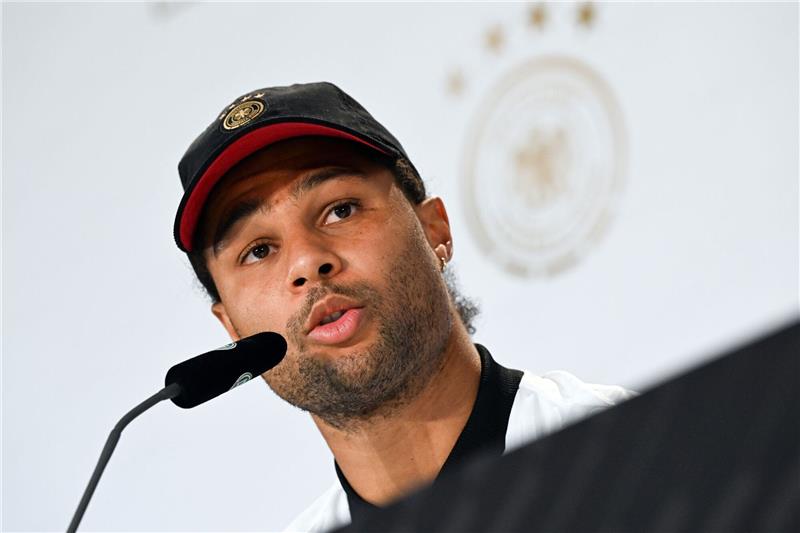 WM-Anspannung beim DFB-Team wächst - schuften im „Fort Knox” Serge Gnabry spricht bei der Pressekonferenz im DFB-Medienzentrum.