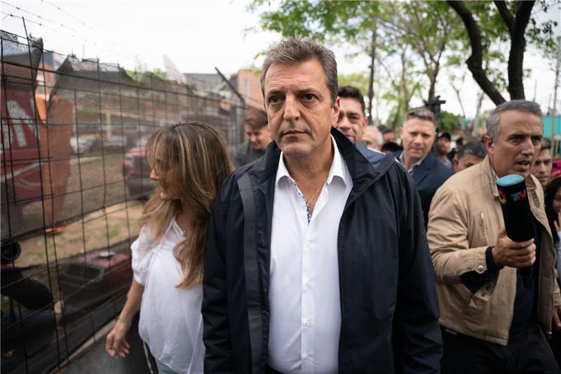 Peronist Massa gewinnt erste Wahlrunde in Argentinien Sergio Massa kommt in einem Wahllokal in Buenos Aires an, um seine Stimme abzugeben.