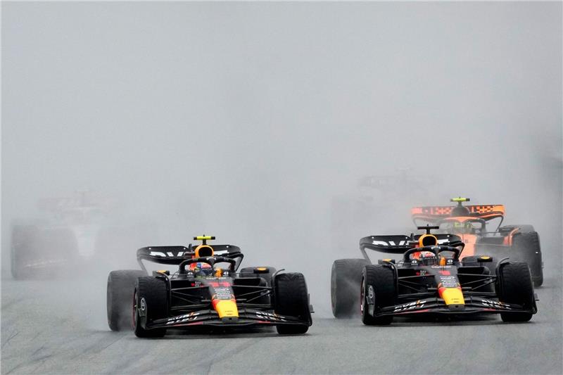 Nach Beinahe-Unfall: Redebedarf bei Team Red Bull Sergio Perez (M) und Max Verstappen (r) auf der Rennstrecke in Spielberg.