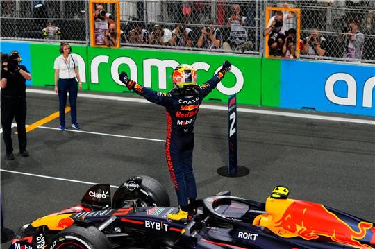 Sergio Perez feiert nach Rennende seinen Sieg in Saudi-Arabien.