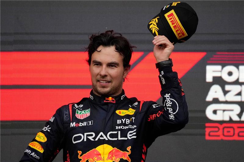 Verstappen düpiert: Perez gewinnt Baku-Rennen Sergio Perez feiert seinen Triumph in Baku bei der Siegerehrung.
