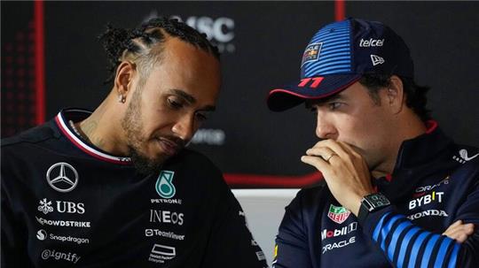 Sergio Pérez (r) steht bei Red Bull nach den jüngsten Ergebnissen unter Druck.