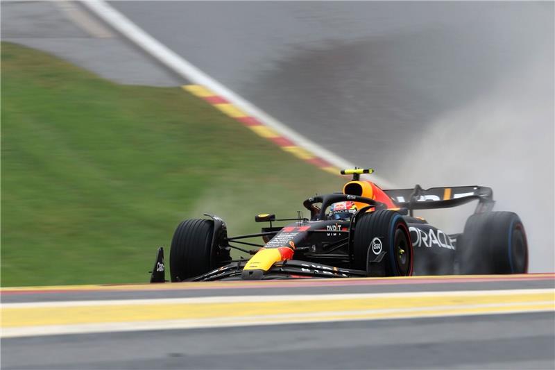Dauerregen in Spa: Kaum Fahrpraxis für Formel-1-Piloten Sergio Pérez steuert seinen Red Bull über die nasse Rennstrecke in Spa-Francorchamps.