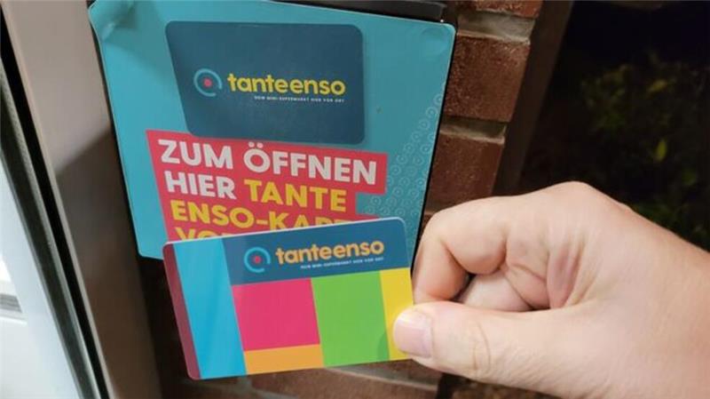 Tante Enso startet mit rotem Band und Konfetti-Kanonen Sesam, öffne dich: Mit der Tante-Enso-Karte kommt man auch zu nachtschlafender Zeit in den Supermarkt.