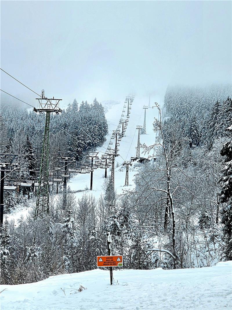 Hahnenklee: Pisten sind weiß, doch der Lift steht still Sessellift und Seilbahn am Hahnenkleer Bocksberg stehen wegen Revision noch bis Heiligabend still. Foto: Sowa