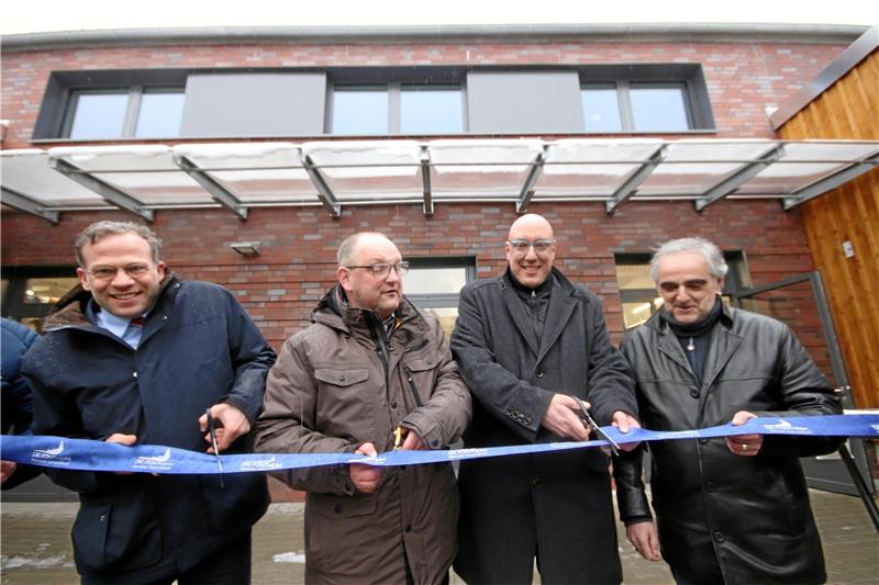 Fontheim-Klinik: Neuer Wirtschaftshof für rund vier Millionen Euro Setzen bei der Einweihung zum Scherenschnitt an (v.li.): geschäftsführender Gesellschafter Hans-Christian Fontheim, der Technische Leiter des Wirtschaftshofes Eric Günzler, Klinik-Geschäftsführer Lars Bienek sowie Architekt Jörg Hammerer. Fotos: Gereke