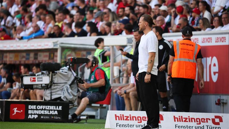SC Freiburg feiert historischen Start – Gladbach geht unter Setzte auf drei Startelf-Änderungen: Gladbachs Trainer Eugen Polanski.