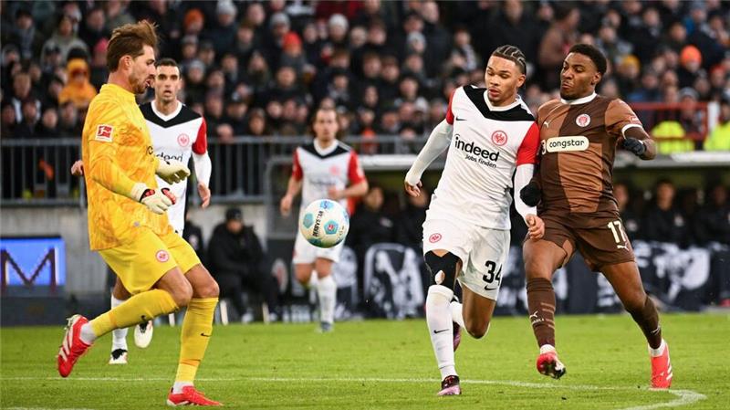 Setzte sich zu selten durch: FC St. Paulis Stürmer Oladapo Afolayan (r) 