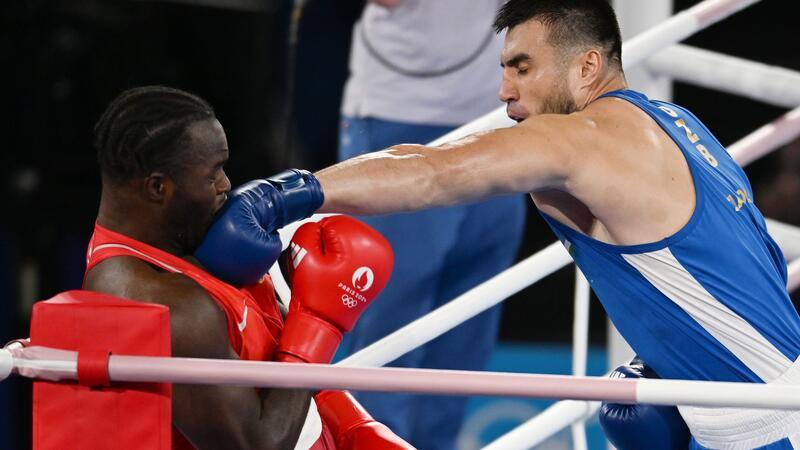 Niederlage nach Punkten: Boxer Tiafack holt Olympia-Bronze Setzte zahlreiche Treffer: Bakhodir Jalolov.