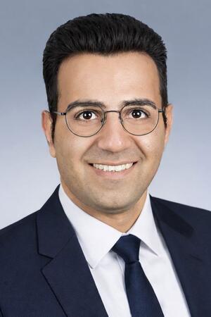 Ein Mann lächelt in die Kamera.