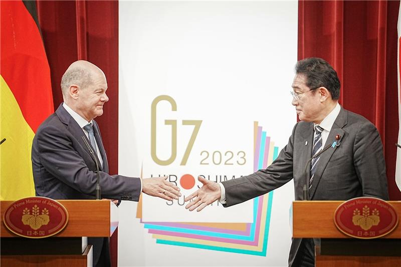 Deutschland und Japan vertiefen Beziehungen Shakehands: Bundeskanzler Olaf Scholz (l.) und Japans Ministerpräsident Fumio Kishida.