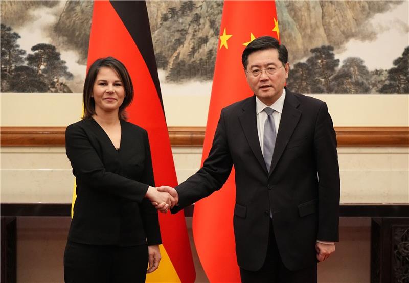 China versichert: Keine Waffen an Russland Shakehands in Peking: Außenministerin Annalena Baerbock und ihr chinesischer Amtskollege Qin Gang.