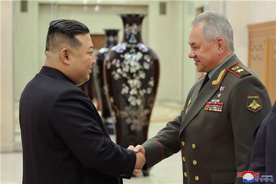 Shakehands zur Begrüßung: Kim Jong Un (l.) empfängt Sergej Schoigu in Pjöngjang.