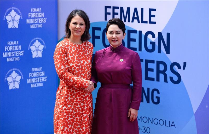Baerbock: Frauen stärker in Konfliktlösung einbeziehen Shakehands zwischen Annalena Baerbock (l.) und ihrer mongolischen Amtskollegin Batmunkh Battsetseg.