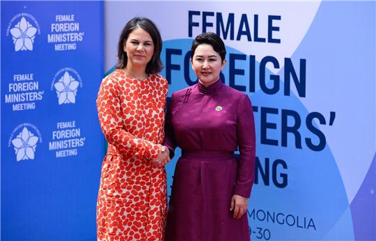 Shakehands zwischen Annalena Baerbock (l.) und ihrer mongolischen Amtskollegin Batmunkh Battsetseg.