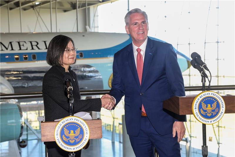 „Wir sind nicht alleine”: Taiwans Präsidentin Tsai dankt USA Shakehands zwischen Taiwans Präsidentin Tsai Ing-wen und Kevin McCarthy, dem Sprecher des US-Repräsentantenhauses.