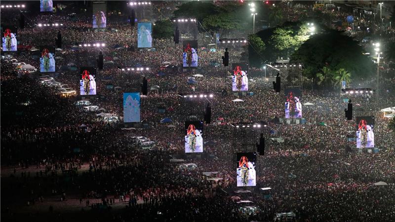 Shakira trat am legendären Strand von Copacabana vor geschätzt zwei Millionen Menschen auf.