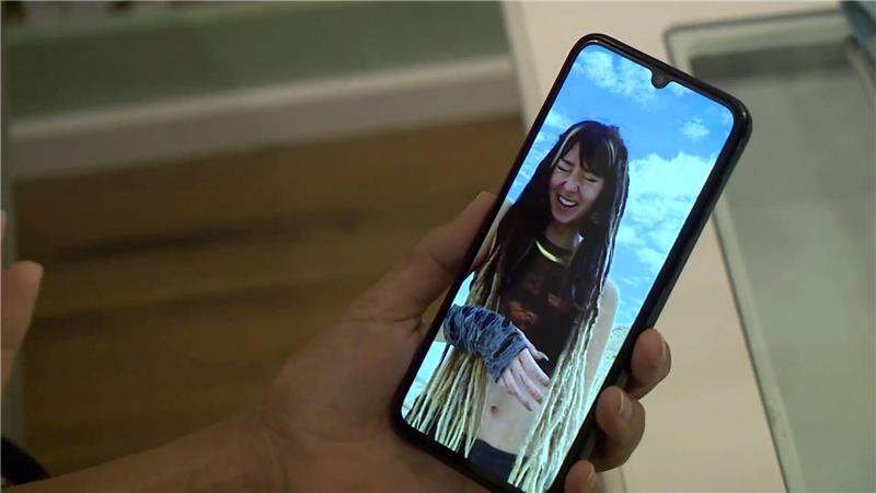Shani Louks Tante Orly Louk zeigt ein Foto ihrer 22-jährigen Nichte. Die Familie verlangt von der Bundesregierung mehr Einsatz.