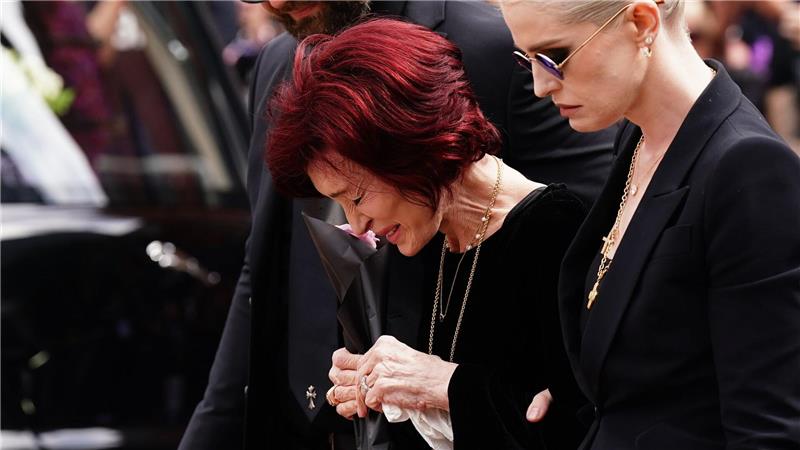 Sharon Osbourne (links) hat sich zu Warnungen von Ozyy Osbournes Ärzten kurz vor dessen letzter Show geäußert. (Archiv)