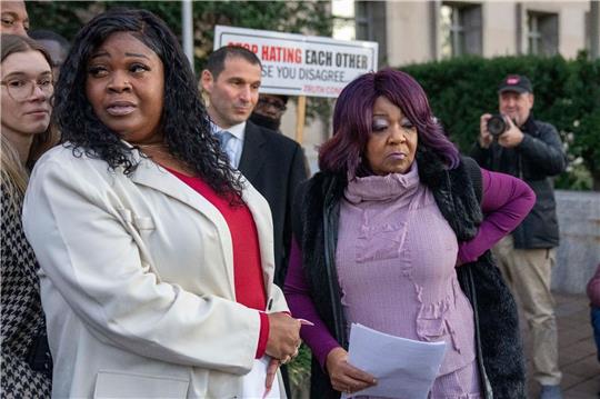 Shaye Moss (l) und ihre Mutter Ruby Freeman reichten eine Unterlassungsklage gegen Rudy Giuliani ein.