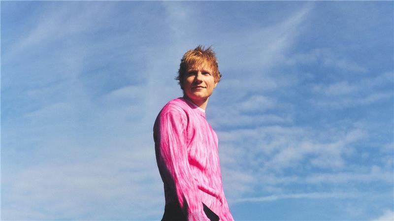 Ed Sheeran will die Vergangenheit hinter sich lassen Sheeran trägt anlässlich der Albumveröffentlichung passend zum Cover derzeit gern pink.