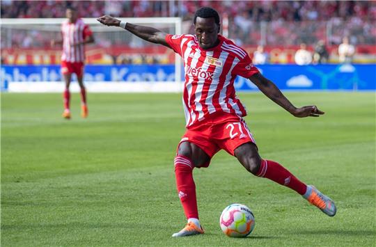 Sheraldo Becker von Union Berlin spielt den Ball.