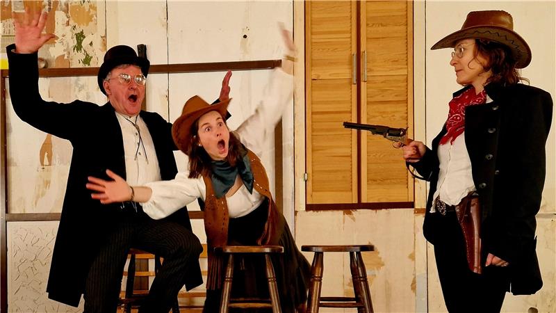 Hornburg: Die neue Reise des Ensembles geht in den Wilden Westen Sheriff Mam Slow (Sylvia Bauce) hält den Vollstrecker (Holger Fenker) und Milly McDonalds (Selina Hund) in Schach.